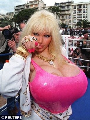 Glamour Model Claims To Have The Uk S Biggest Breasts At A Size Nn Daily Mail Online