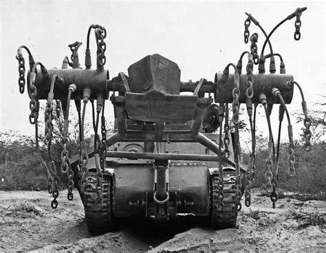 쇠사슬 도리깨로 지뢰를 제거한 영국군의 M4 셔먼 크랩전차 British M4 Sherman Crab Flail Mine