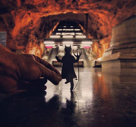 يوجد جسر برسوم مرور وخط قطار مباشر ما بين مدينة كوبنهاجن وجزيرة فون ، لذا فإن إن زيارة جزيرتي لولاند lolland و فالستر falster تعتبر من أفضل الرحلات النهارية من كوبنهاجن. فنان يستخدم الورق لإعطاء شكل مختلف لعدد من المعالم ...