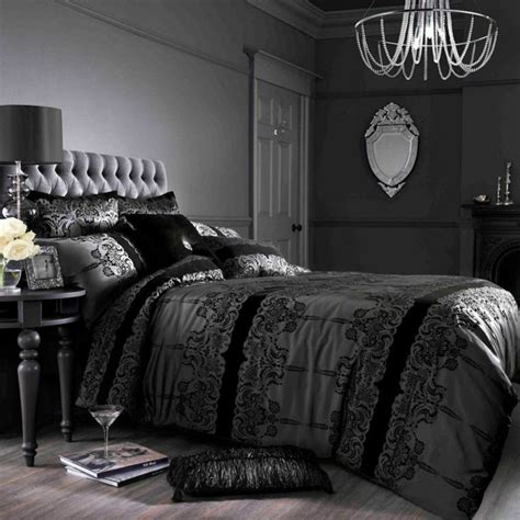 Manches lässt sich so kaufen, vieles umwandeln oder gar selber machen. Das Schlafzimmer Dekor Erwachsener: Schwarz wird benötigt ...