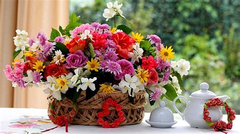 У цей чудовий світлий день бажаю квітів і пісень! Квіти - це прояв турботи про людину!