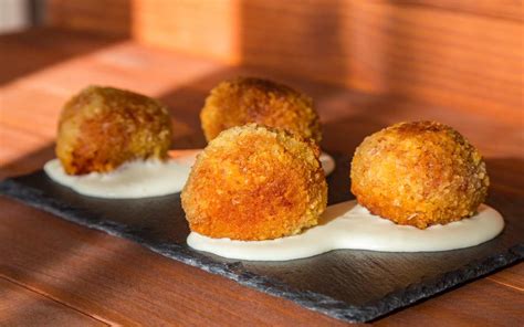Aprite una mozzarella e schiaffatela su un piatto di carta. Crocchette al pesto e fagiolini | L'antipasto perfetto per ...