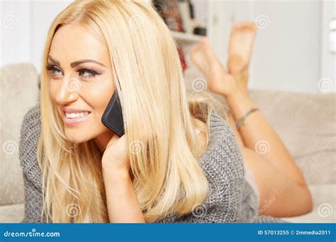 Junge Blonde Frau Ist Auf Einer Couch Entspannend Stockbild Bild Von