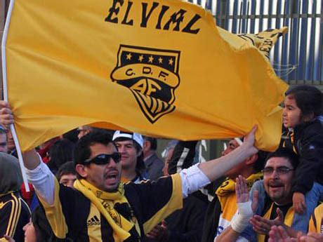 Barra brava hinchadas de fútbol. Hinchas de Fernández Vial llevaron su protesta al Estadio ...