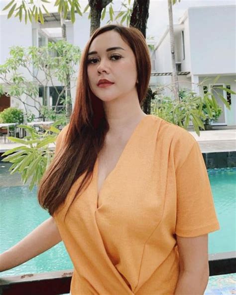 Aura Kasih Pose Cantik Pakai Baju Belahan Dada Rendah Netizen