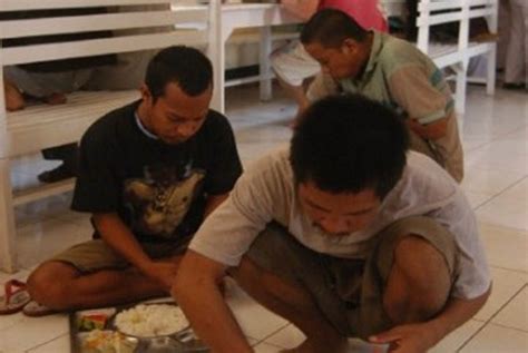 Hantu rumah sakit jiwa kepala bergetar omong j. Pemkab Sukabumi Kesulitan Tangani Orang Sakit Jiwa ...