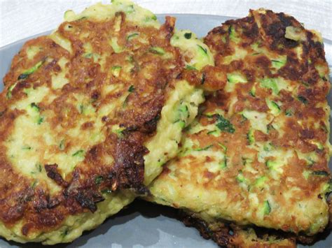 This guide on ⭐how to cook baby marrow⭐ entails three of the best recipes that will make your breakfasts very interesting. Baby Marrow Fritters - Banting Recipes
