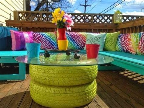A pretty pallet garden furniture with a sofa and a coffee table on wheels that can accommodate a parasol. 20 Amazing DIY Garden Furniture Ideas | DIY Patio ...