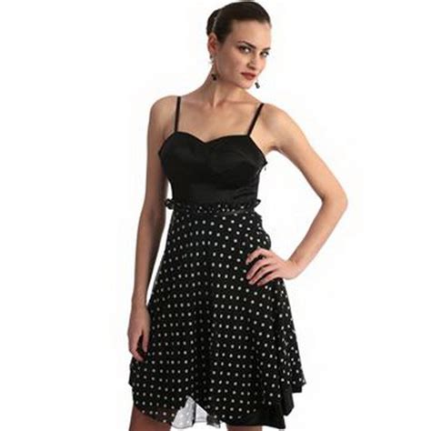 Modèle avec corsage smocké et découpe à la taille. Robe noire a pois blanc
