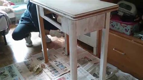 Mesas de madera de la cocina vienen en una variedad de formas de tamaños y colores, así como combinaciones como madera y mesas de cristal de comedor o de acero y vidrio. RESTAURAR UNA MESA: como dar un cambio a un mueble viejo ...