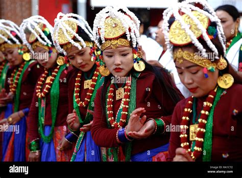 katmandú nepal 30 dec 2018 las niñas de etnia nepalesa gurung comunidad en traje tradicional