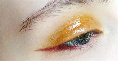 Glossy Eyelids Trend How To