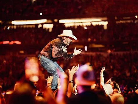 Concert Review Garth Brooks Thanks Dfw At Atandt Stadium Show In