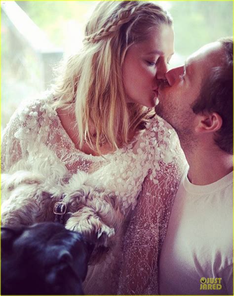 teresa palmer kisses mark webber for second wedding photo 3049447 pregnant celebrities