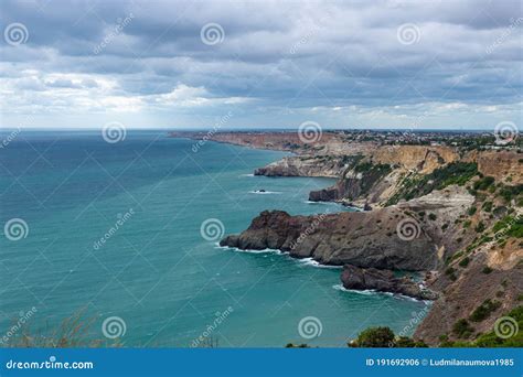 Belas Paisagens De Capa De Crimea Fiolente Mar De Azure E Costa Rochosa Foto De Stock Imagem