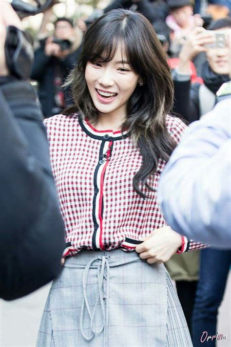 Taeyeon Going To Kbs Building Snsd Taeyeon Sooyoung Girl Crushes