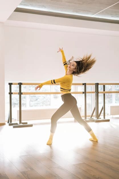 Jeune Danseuse Pratiquant Dans Le Studio De Danse Photo Gratuite