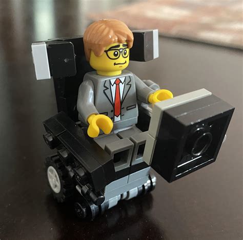 I am lego stephen hawking.pic.twitter.com/sjt28zdsw6. Stephen Hawking : lego