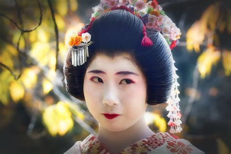 During the 17th century, the shimada hairstyle developed, which became the basis for the hairstyles worn by both geisha and maiko. This is how a real geisha's hairstyle should be.