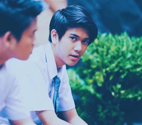 Ia terkesan begitu cool dengan topi rajut beserta kemeja. Iqbaal CJR Resmi Jadi Pemeran Film Dilan - cakrawalamedia ...