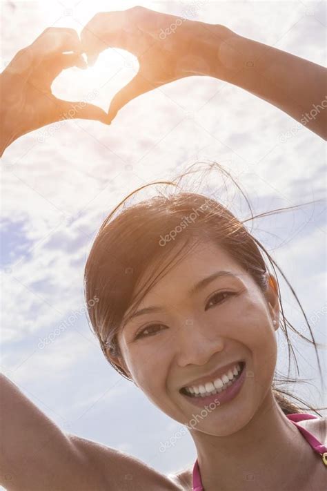 Çinli Asyalı Kadın Kız El Kalp Parmak çerçeve Stok Fotoğrafçılık ©dmbaker Telifsiz Resim