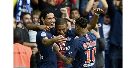 Paris sg fans on tour. Sport | Le PSG fait plier Angers grâce à sa "MCN"