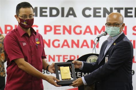Kadin berharap vaksinasi gotong royong dimulai pada 9 mei 2021. Terima 1000 Sembako dari Dunia Usaha, Mensos: Wujud Gotong ...