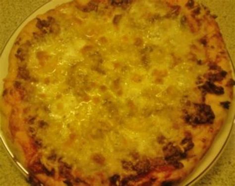 Es ist superlecker und dazu schnell gemacht. Hackfleischpizza mit Pizzateig.....s.KB...Pizza Salami und ...