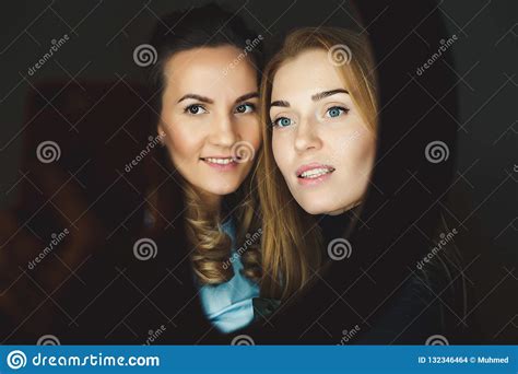 Twee Meisjesvrienden Die Selfie Op Een Telefoon Nemen Levensstijlbeeld