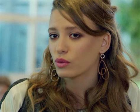 ‎الصفحة العربية الاولى لمسلسل سيريناي ساريكايا الجديد fi çi pi المسلسل يعرض على الانترنيت فقط قريباً في 2017 fi. Dizilerde Kim, Ne Giymiş ??: Medcezir - Serenay Sarıkaya ...
