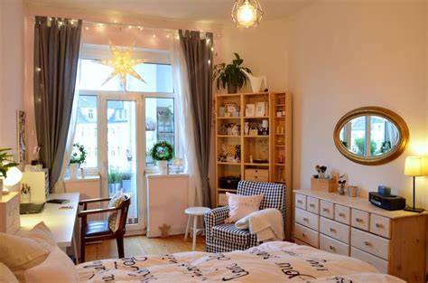 Helles und gemütliches WG-Zimmer mit großem Fenster. #WG # ...