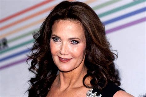 1980'lerin ortasında, yeni tehlikelerle karşı karşıya olan wonder woman (diana prince), bu kez varlıklı iş insan max lord ve korkunç bir trajedi sonrası kötü birine dönüşen azılı düşmanı cheetah ile karşı karşıya gelecektir. Lynda Carter wants to be in the Wonder Woman remake | Long ...