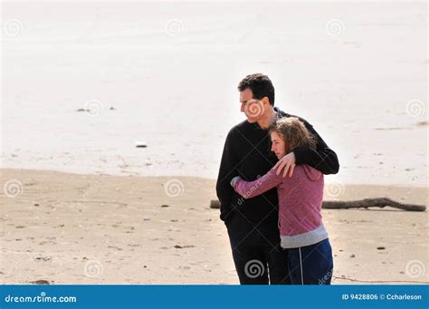 Padre E Hija Adolescente En La Playa Imagen De Archivo Libre De