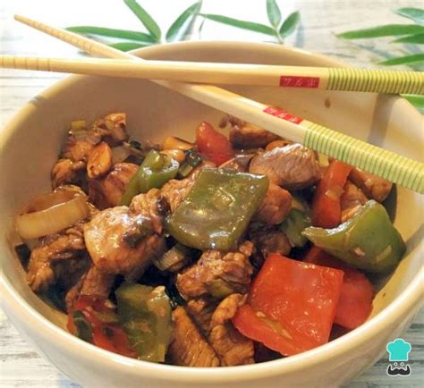 Mescolateli con po' sale, metà della maizena diluito in 2 cucchiai d'acqua e il vino di riso. Receta de Pollo kung pao