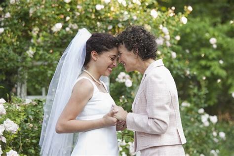 How To Honor Your Stepmom At Your Wedding Wedding Etiquette Bride