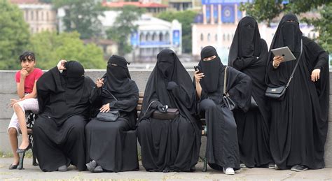 Burka ban hypocrisy, and bratwurst. Darwin con burka | Letras Libres