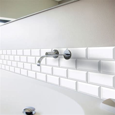 Pour poser un stratifié dans une salle de bain, il faut absolument choisir un stratifié compatible pièces humides. Crédence salle de bain PVC - Facile à poser - Batiproduits