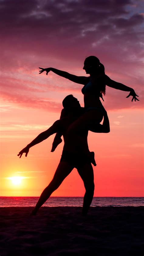 Pareja Bailando En La Playa Al Atardecer Silueta Sombra Couple Dancing