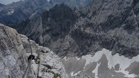 Die zugspitze ist mit 2.962 metern der höchste berg deutschlands. Alpspitze über Rinderweg und Höllentalklamm nach ...