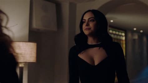 La Combinaison De Veronica Lodge Camila Mendes Dans Riverdale S02e17 Spotern