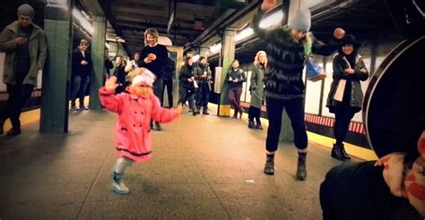 Little Girl Starts A Hoedown On A New York Subway Platform Daily Mail