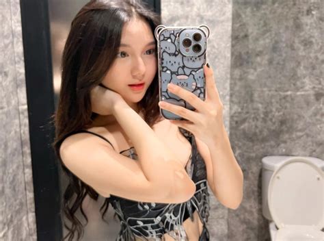 5 potret sarah viloid mirror selfie di toilet gayanya imut banget okezone lifestyle