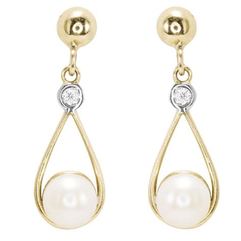 Glinting 9ct Gold And Pearl Lustre In Flowing Harmony