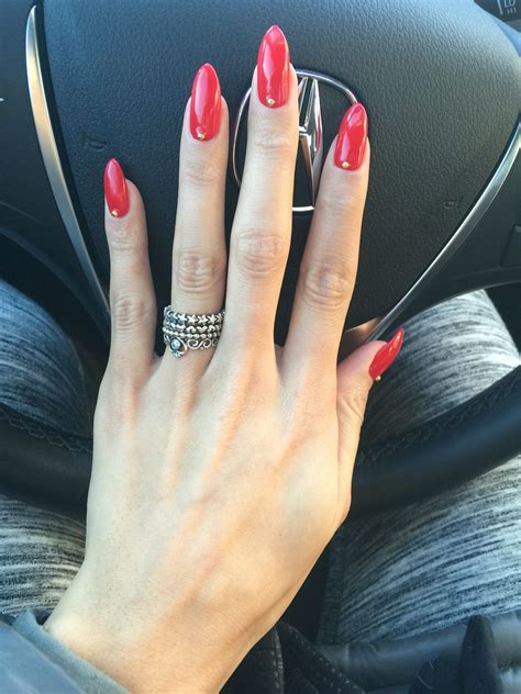 Valentine's day nails don't always have to include heart shapes, and opting for more abstract accents can give your manicure a modern feel. Simple Valentine's Day almond nails | Valentine's day ...