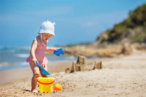 Bambino Che Gioca Sulla Spiaggia Tropicale Sabbia Di Scavatura Della Bambina E Costruire Un