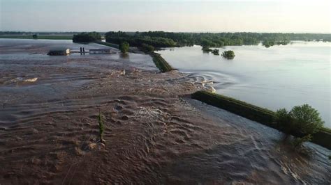In Us Midwest Rivers Breach Levees Flood Towns