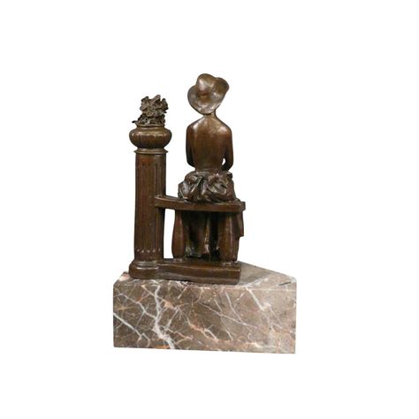 Sculpture En Bronze D Une Femme Assise Sur Une Balustrade