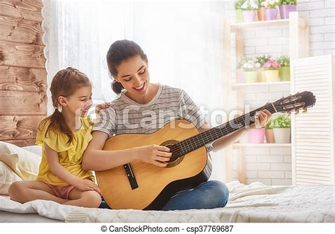 Familia Feliz Madre E Hija Tocando La Guitarra Juntos Mujer Adulta