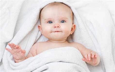 El Bebé Sonriente Divertido Lindo Que Miente Encendido Apoya En El Baño