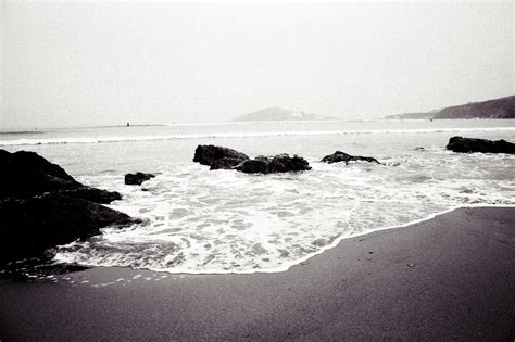รูปภาพ ชายหาด ชายฝั่ง ทราย หิน มหาสมุทร ขอบฟ้า ดำและขาว ตอนเช้า ฝั่งทะเล อ่าว วัสดุ